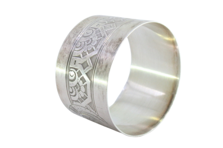 Argola de guardanapo em prata com gravados envolvendo cartela para monograma.